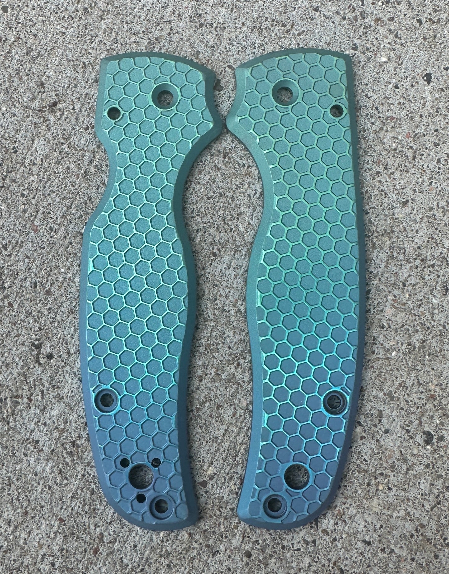 Spyderco Shaman Titanium Featherweight Scale sets