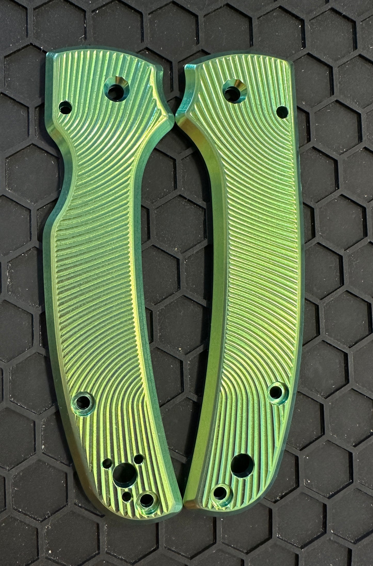 Spyderco Shaman Skinny Titanium Featherweight Scale sets