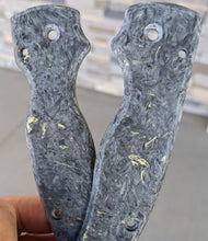 Load image into Gallery viewer, Spyderco Shaman Dark Matter Scale Set